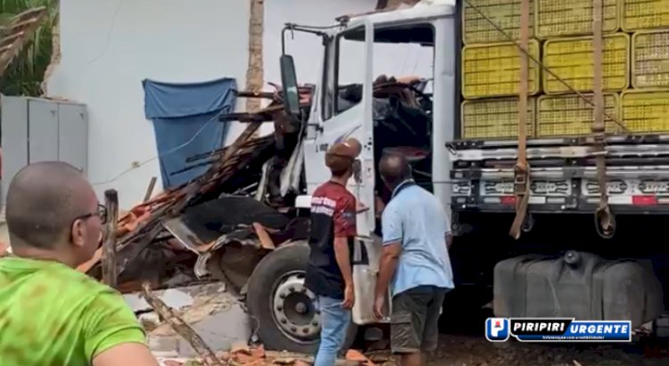 Motorista perde controle e invade caminhão em residência na zona rural de Brasileira