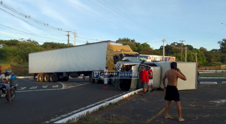 Scania e F250 colidem na rotatória da BR 343 em Piripiri